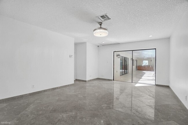 Building Photo - 4 br, 2.5 bath House - 115 NW 100th Ter