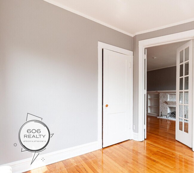 Foto del edificio - Sunny, Two Bed/One Bath in Andersonville!!