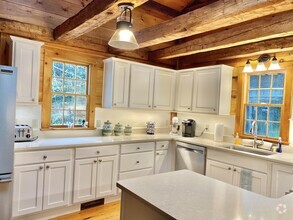 Building Photo - 867 Quaker St