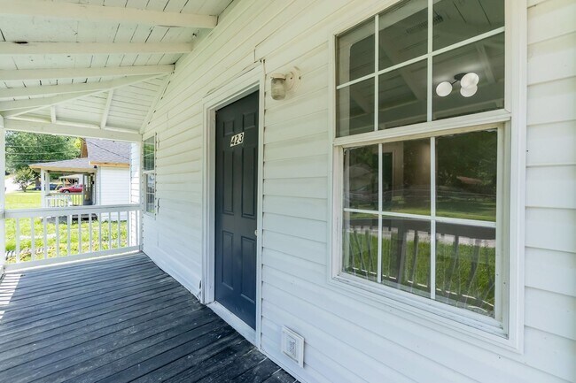 Building Photo - 423 E Rockspring St