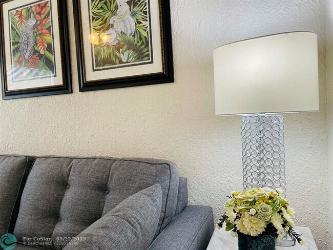 Foto del edificio - 889 NW 16th Ave