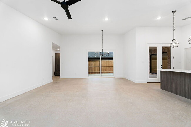 Building Photo - High End Luxury Home!