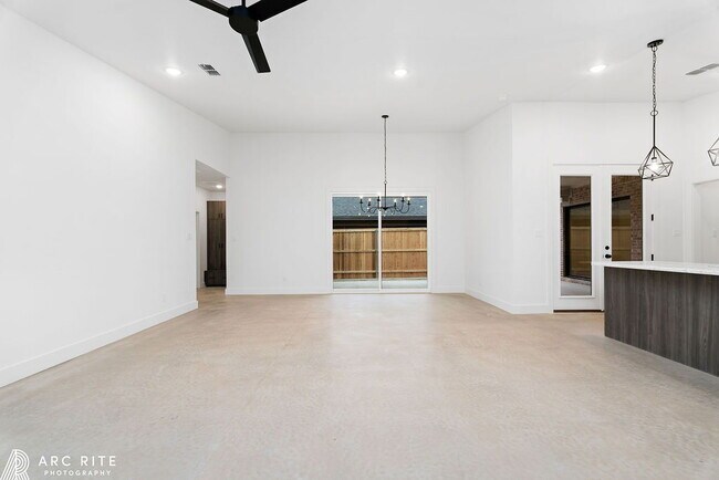 Foto del edificio - High End Luxury Home!