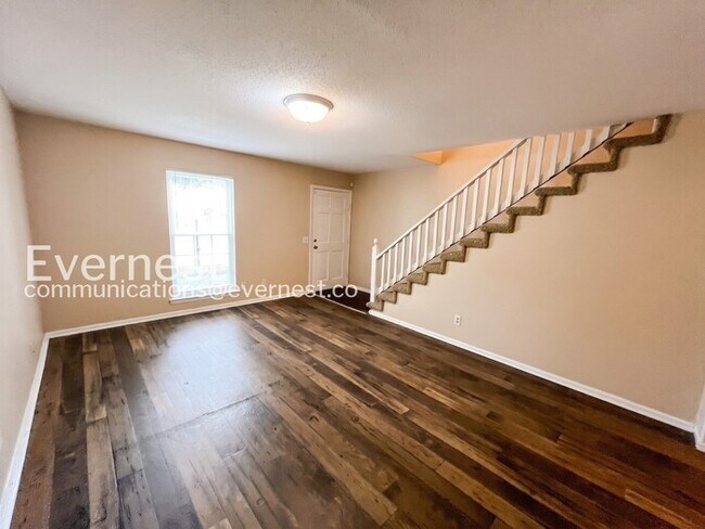 Foto del edificio - 2 Bed/1.5 Bath Townhome with Off-Street Parking / Pet-Friendly / Coming Soon!