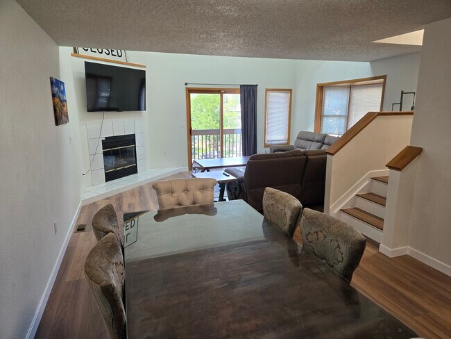 Comedor / Sala de estar - 2835 Springdale Ln