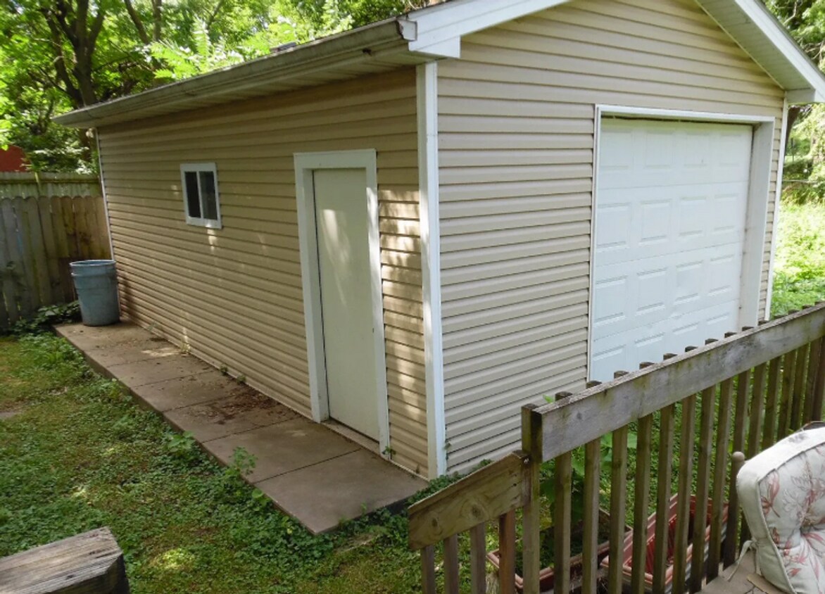 Foto del edificio - Large 4 Bedroom Home with Garage, Deck, & Fence!