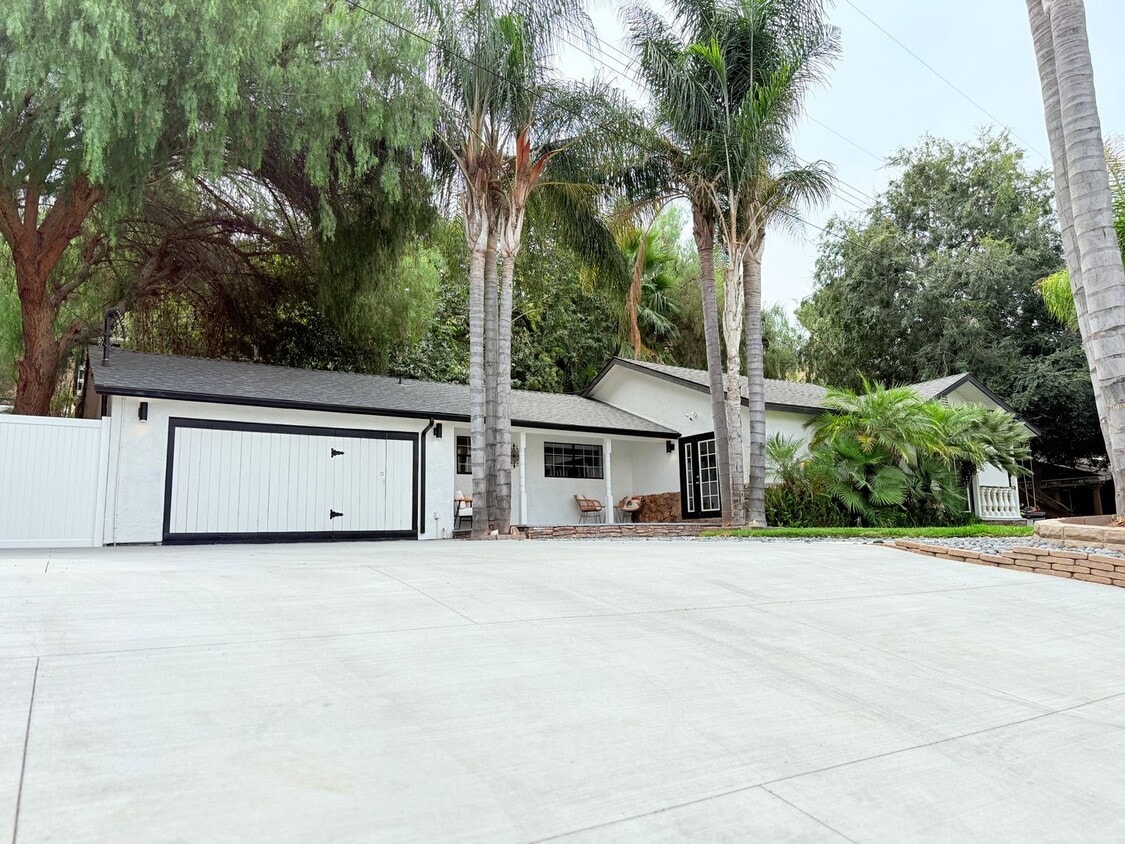 Primary Photo - Luxury 3-Bedroom + Bonus Room Home in Gate...