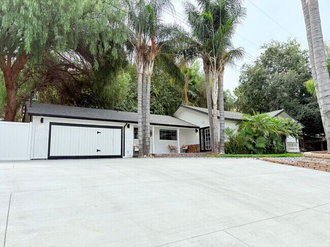 Foto del edificio - Luxury 3-Bedroom + Bonus Room Home in Gated Shadow Hills Community – Short & Long Term Available