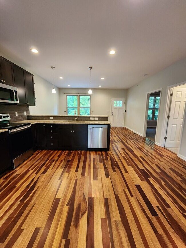 Building Photo - Asheville Rental!