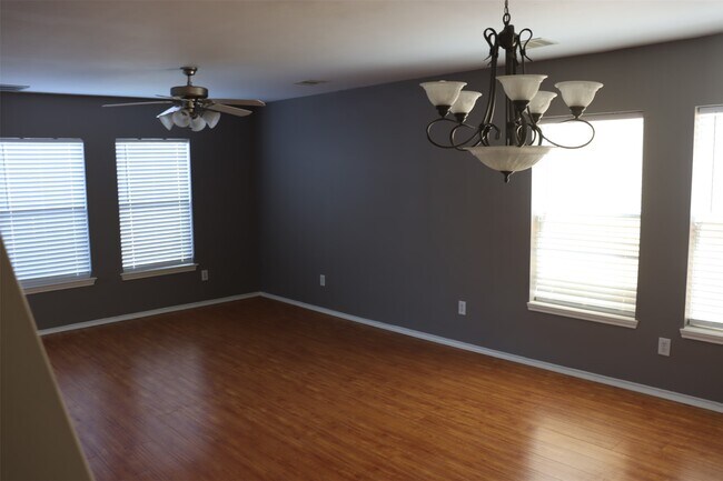 Foto del edificio - 7007 Woodridge Square Dr