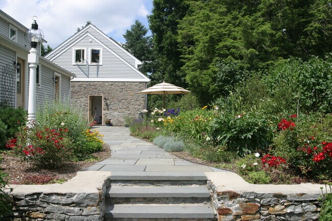Building Photo - 724 Ives Row