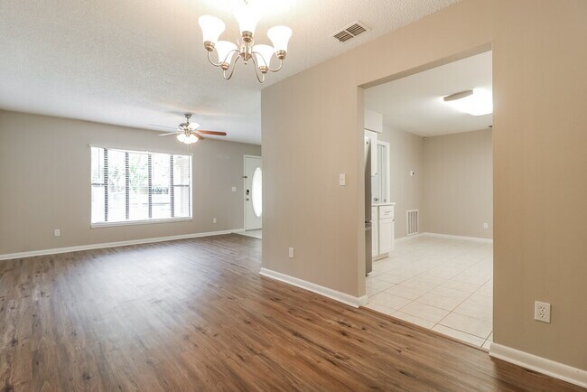 Foto del edificio - 17507 Cranbrook Dr