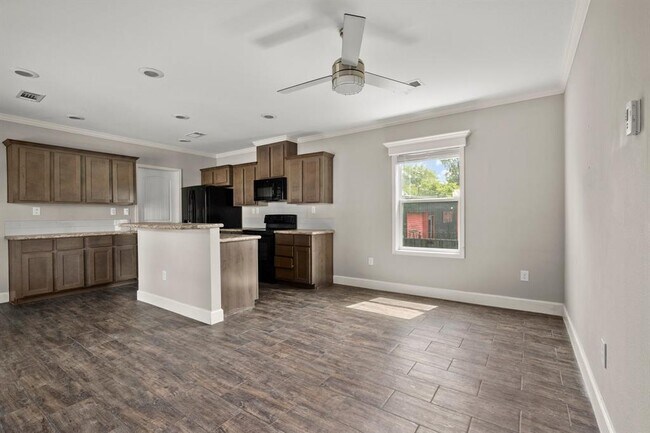 Foto del edificio - 303 North Loop