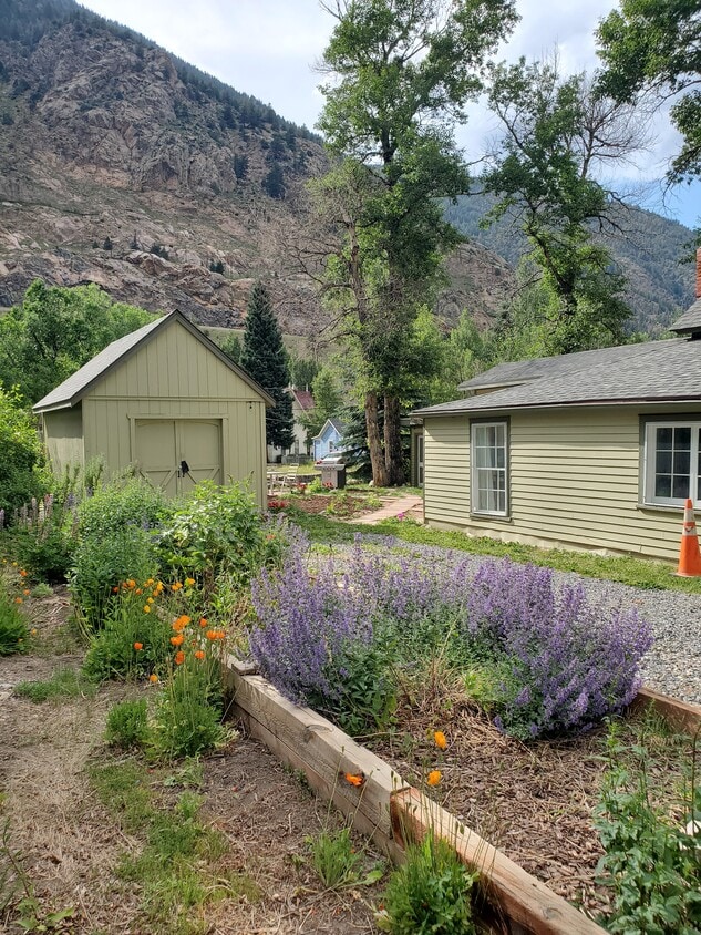 Primary Photo - 911 Taos St