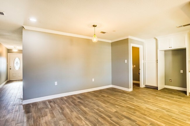 Foto del edificio - 2420 Friar Tuck Ln