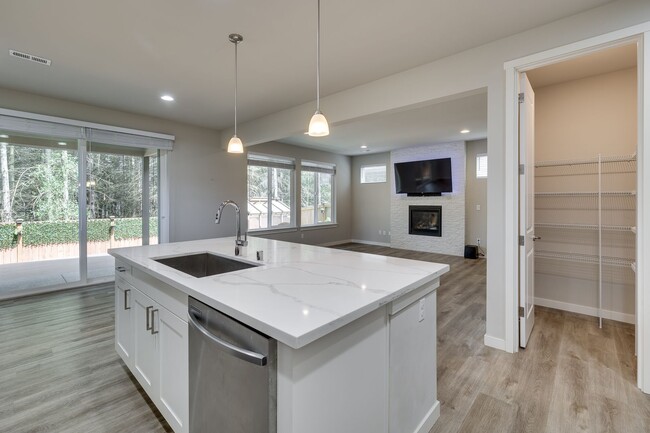 Foto del edificio - 5 Bed PLUS Bonus Space with hot tub in Mar...