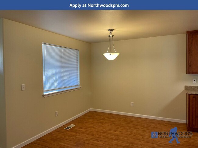Building Photo - Nice 3 Bedroom 2 Bath Duplex in Central Point
