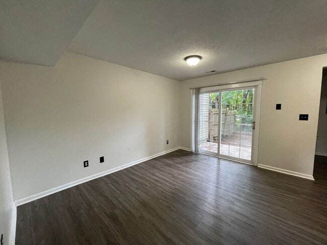 Building Photo - 2 bedrooms and 1.5 Bath