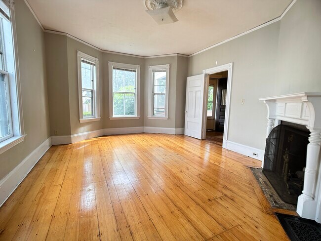 Foto del edificio - 55 Rindge Ave
