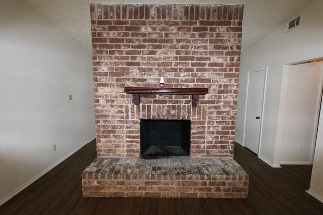 Foto del edificio - 8619 Parasol Ln