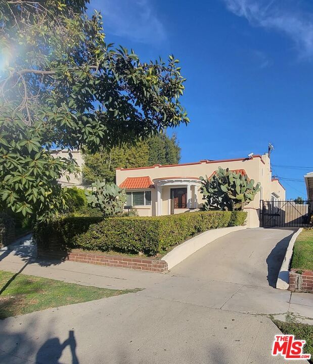 Foto principal - 1030 S St Andrews Pl
