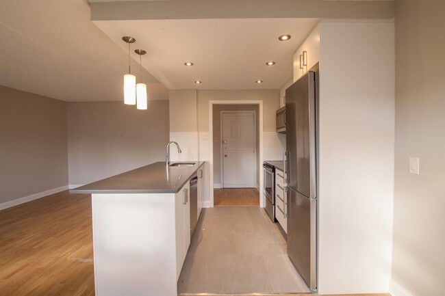 Building Photo - 705 Boulevard Churchill