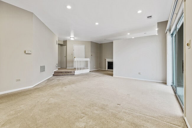 Building Photo - 1665 Commodore Ct