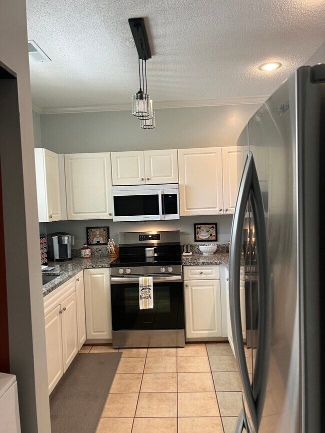 Building Photo - 4241 Hibiscus Dr