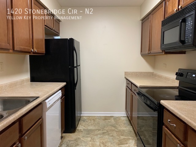 Building Photo - 1420 Stonebridge Cir