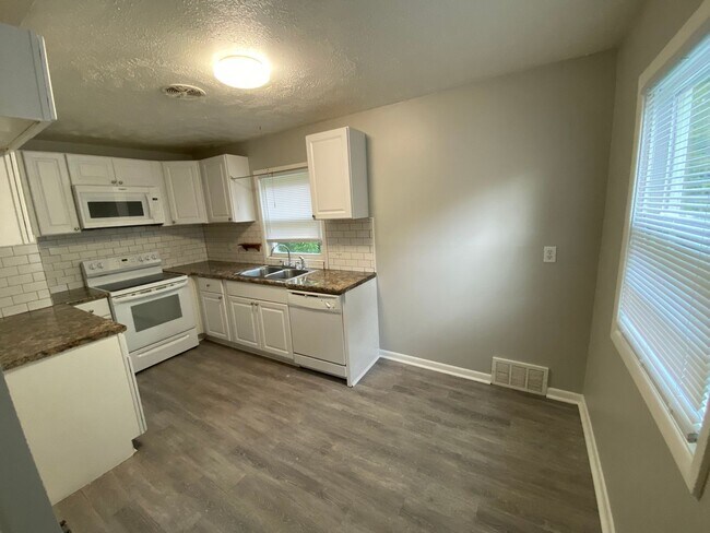 Building Photo - Updated 3br House