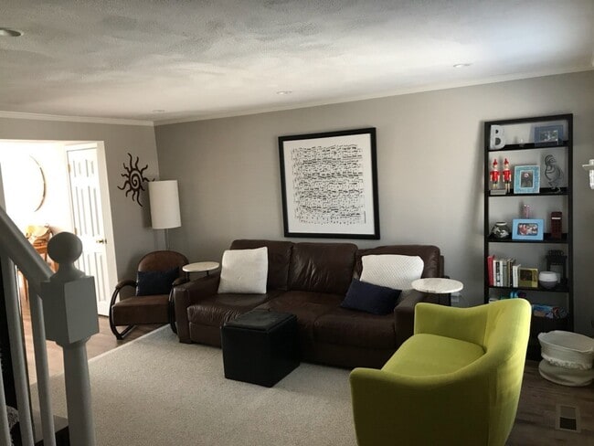 Foto del edificio - Stunning 2 Bd 2 Bath Townhouse in Wakefield w 2 parking spaces