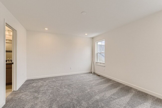 Foto del edificio - **** SPECIAL OFFER: 1 Month Rent FREE, if lease by July 1st week ******  Beautiful two-story home...