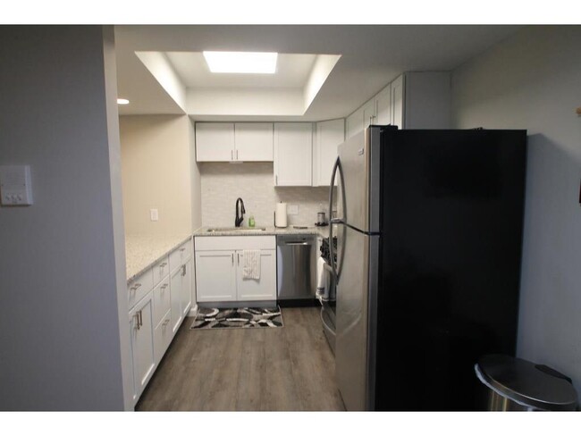 Building Photo - 6099 Courtly Alcove