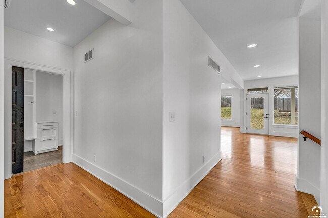 Foto del edificio - 834 Silver Rain Rd