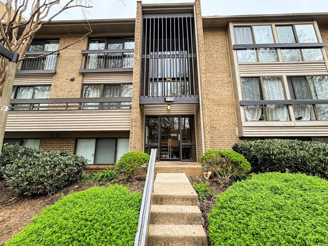Primary Photo - Sun-filled 2 Bed 2 Bath Condo With Private...