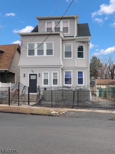 Foto del edificio - 144 Montgomery Ave