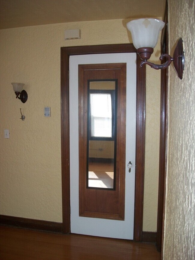 Building Photo - 1 Bed 1Bath Apt in The Plaza District NW OKC