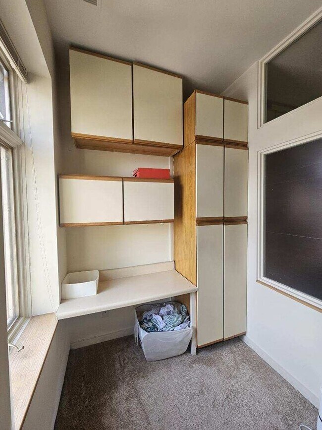 Foto del edificio - 1 BR / 1 BA Sunny, Spacious Upstairs of Du...