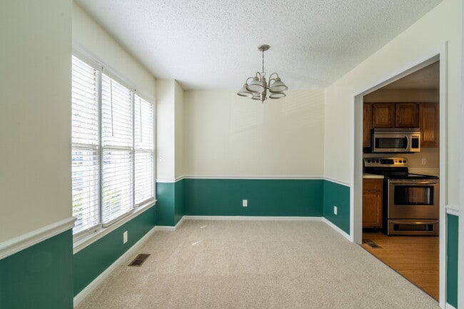 Foto del edificio - Two Bedroom Townhome in Raleigh's Heart!