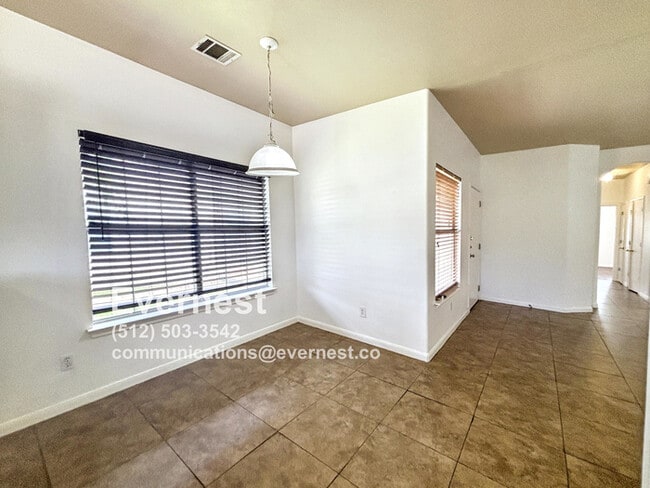 Building Photo - Charming 3-Bedroom Home in a Convenient Ne...