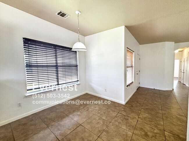 Foto del edificio - Charming 3-Bedroom Home in a Convenient Ne...
