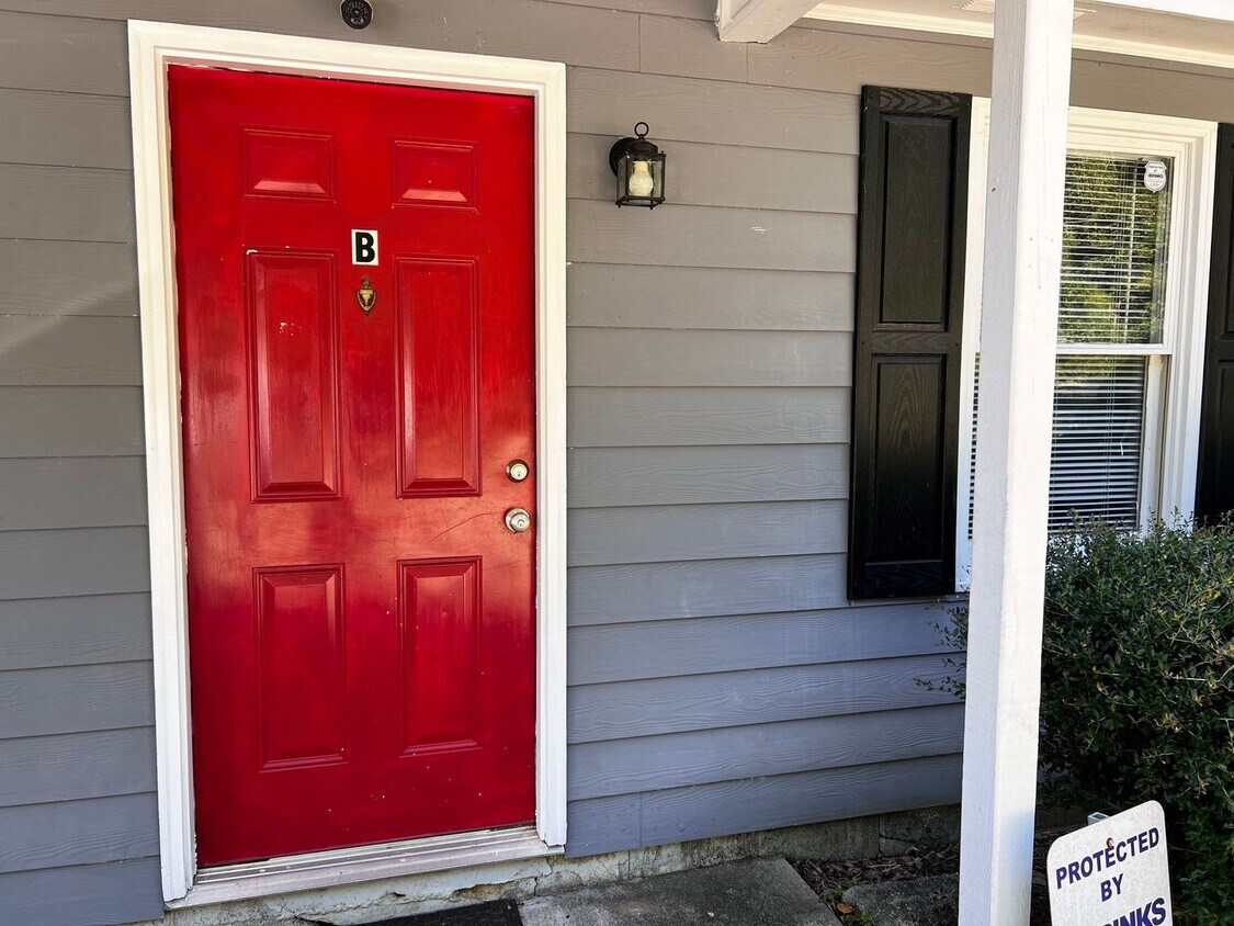 Foto principal - 652-B WHITEHALL RD | 2 BED 2 BATH AVAILABL...