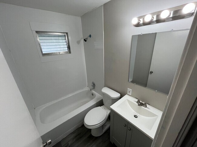 Foto del edificio - 3 Bedroom 1 Bath Home with Attached Garage...