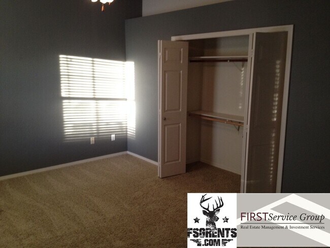 Building Photo - Cozy and comfortable townhome in the heart...