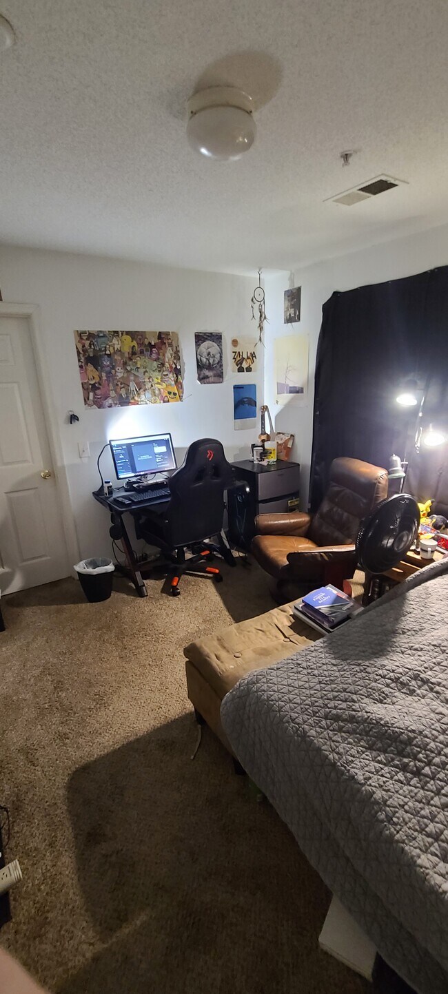 Foto del edificio - 2020 University Woods Rd