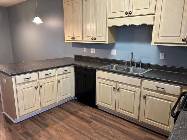 Building Photo - Cozy 3 Bed 2 Bath Home! Available August!
