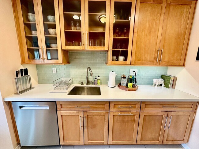 Building Photo - 960 Larrabee St