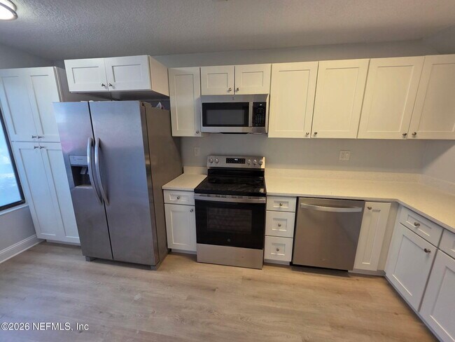 Foto del edificio - 7701 Baymeadows Cir W