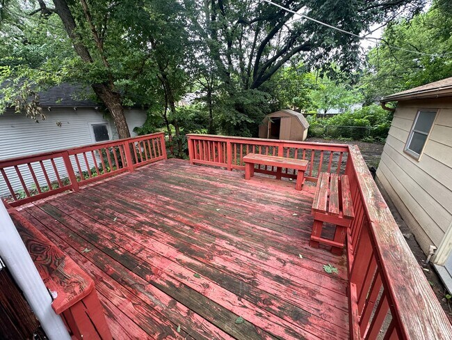 Building Photo - $1250 - 3 bedroom/ 1 bathroom - Single Fam...