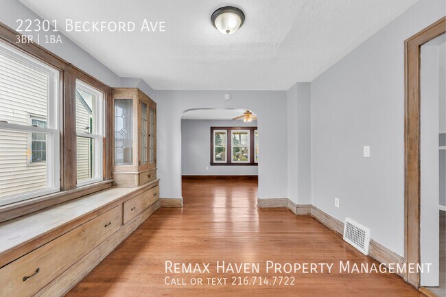 Foto del edificio - 22301 Beckford Ave
